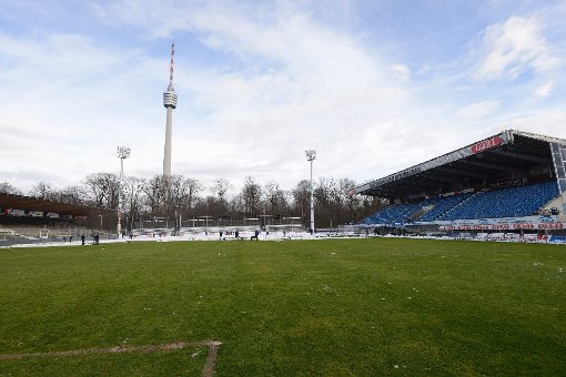 Der Rasen unter dem Fernsehturm ist derzeit nicht in der besten Form: Die Partie des VfB II gegen Unterhaching am Freitag muss daher ausfallen. (Archivfoto) Foto: www.7aktuell.de/Oskar Eyb