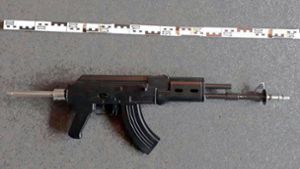 Die Polizei stellte diese Wasserpfeife, die eine große Ähnlichkeit zu einer Kalaschnikow AK-47 darstellt, in Bielefeld sicher. Foto: Polizeipräsidium Bielefeld