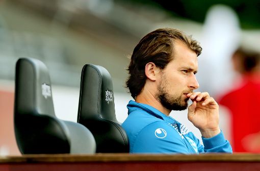 Trainer Tomasz Kaczmarek sitzt  auf der Kickers-Bank – die Frage ist, wie lange noch. Foto: Baumann