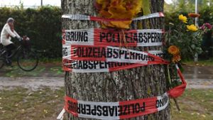 An einem Baum erinnern Blumen an das 19-jährige Opfer eines Sexualverbrechens. Foto: dpa