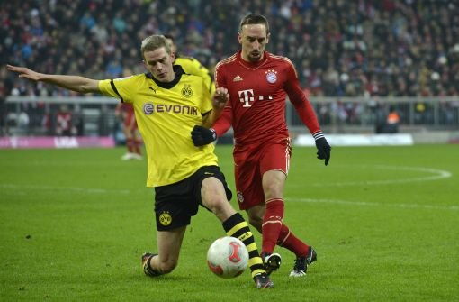 Der Dortmunder Sven Bender (links) im Zweikampf mit Bayerns Franck Ribery. Foto: dapd