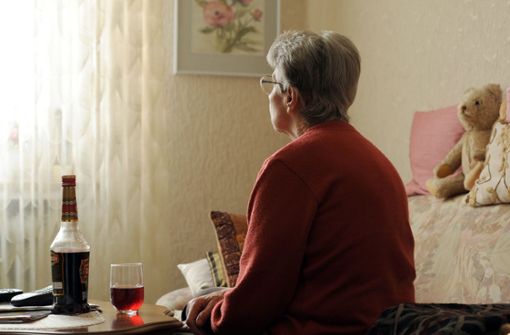 Viele Altenheime sind überfordert, wenn ihre Bewohner alkoholkrank sind. Foto: dpa