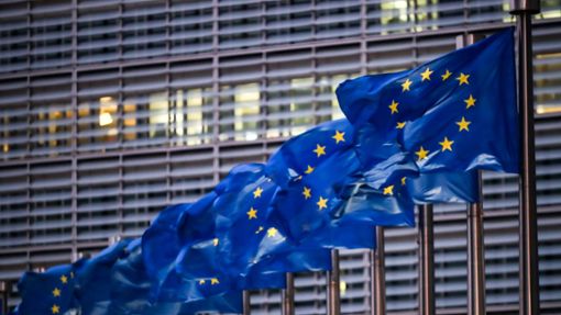 Europaflaggen vor dem Sitz der EU-Kommission. Foto: Zhang Cheng/XinHua/dpa