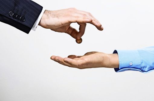 Eine Hand gibt, die andere nimmt? Bei Verhandlungen können beide Seite gewinnen. Foto: Jeremias Münch / Adobe Stock