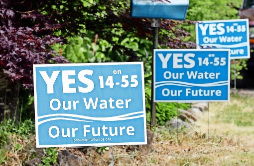 Mit einer Plakatkampagne wehren sich Bürger im US-Örtchen Cascade Locks in Oregon gegen die Privatisierung ihrer Trinkwasserquellen. Foto: AP