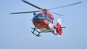 Mit einem Rettungshubschrauber wurde der Mann in eine Klinik geflogen (Symbolbild). Foto: dpa/Bert Spangemacher