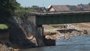 Nach dem Hochwasser am Niederrhein ist eine Bahnbrücke gefährlich abgesackt. Foto: dpa/Markus Gayek