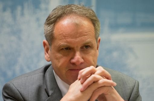 Innenminister Reinhold Gall ist in Ludwigsburg mit einer Torte beworfen und dabei leicht verletzt worden. Foto: dpa