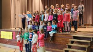Die Mädchen und Buben an der Botnanger Grundschule haben Anke Leitzinger  musikalisch begrüßt. Foto: Torsten Ströbele