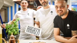 Die Brüder  Alessandro  und Michaelangelo  Guliano mit dem  Pizzaiolo Michele Gentile (von rechts nach links). Foto: Lichtgut/ Iannone