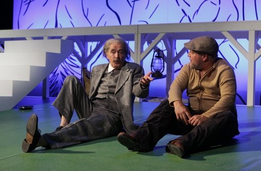 Ernst Wilhelm Lenik als Einstein und Andreas Klaue als Vagabund (v. li.) Foto: Haymann