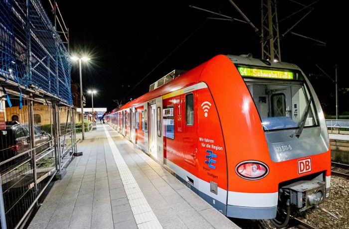 Gefährliche Aktion bei Ludwigsburg: E-Roller auf Schienen abgestellt –  S-Bahn rast  darüber