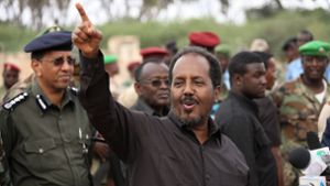 Er war schon einmal Präsident von Somalia. Jetzt ist er es wieder: Hassan Sheik Mohamud (Mitte). (Archivbild) Foto: imago images/ZUMA Wire/Ilyas A. Abukar