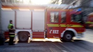 Die Feuerwehr Gerlingen musste mit vier Fahrzeugen ausrücken, weil Unbekannte eine Toilette in Brand gesteckt hatten. Foto: dpa