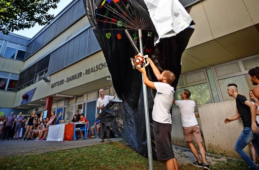 Der Baum der Vielfältigkeit wird  an der Gottlieb-Daimler-Realschule enthüllt. Foto: Gottfried Stoppel
