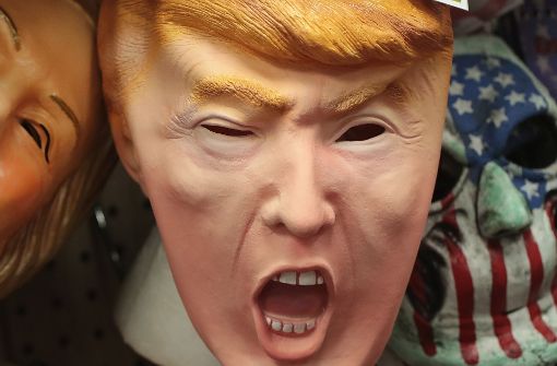 An Kostümen mit Donald-Trump-Optik führt in diesem Fasching kein Weg vorbei. Die Masken sind jedoch schon ausverkauft. Foto: AFP
