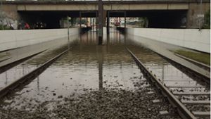 Unter der Bahnbrücke am Südring in Rostock (Mecklenburg-Vorpommern) stehen nach dem Unwetter am Donnerstag die Straßenbahnschienen unter Wasser Foto: dpa-Zentralbild