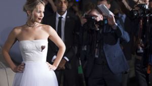 Jennifer Lawrence zog bei der Premiere des Films „Passengers“ alle Blicke auf sich. Foto: AFP
