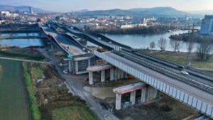 Die Neckarbrücke aus Stahl (linke Seite) muss verschoben werden. Foto: ViA6West