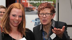 Helga Rohra (rechts) bei der Verleihung des ersten „Lila Engel“. Nadja Birkenmayer (links) von Anna Haag Mobil nahm die Auszeichnung für das WohnCafé Ostheim entgegen. Foto: privat