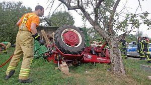 Traktor begräbt Fahrer unter sich