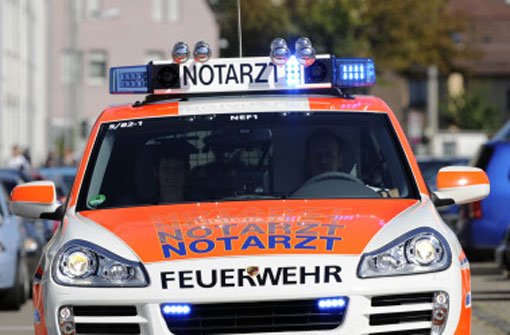 Vermutlich, weil er bei rot über die Straße ging, ist am Montagnachmittag in Stuttgart-Zuffenhausen ein Fußgänger von einem Bus erfasst worden. Der 55-Jährige verstarb noch am Unfallort. Foto: dpa/Symbolbild