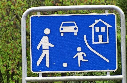 Eigentlich eine klare Sache: Das Spielstraßen-Schild soll Autofahrer bremsen. An der Ramsbachstraße in Stuttgart-Degerloch hält sich nicht jeder daran. Foto: Baur