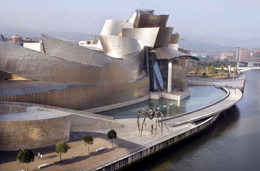 Architektur als Publikumsmagnet: Das Guggenheim-Museum macht Bilbao zum Ziel vieler Kulturtouristen. Foto: dpa/Alfredo Aldai