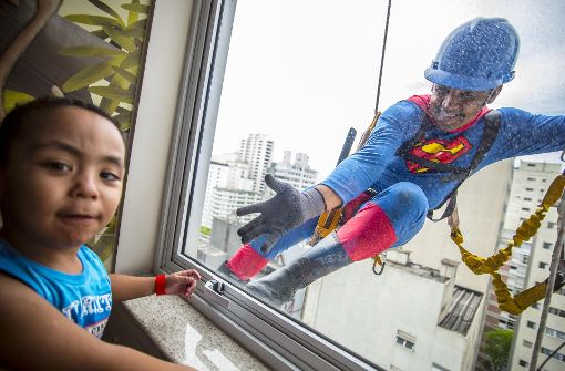 Die Kinder im Kinderkrankenhaus in Brasilien scheinen sich sehr über die als Superhelden verkleideten Fensterputzer zu freuen. Foto: dpa