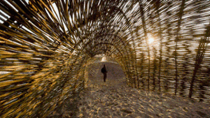 „The Sandworm“, der Sandwurm, schlängelt sich entlang der belgischen Küste. Die Installation von Marco Casagrande ist Teil der Ausstellung „Beaufort 04“. Foto: SoAk