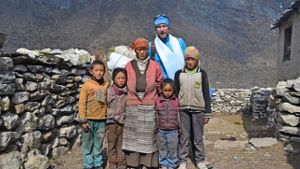 Matthias Baumann besucht die Familie eines Sherpas, der ums Leben gekommen ist Foto: privat