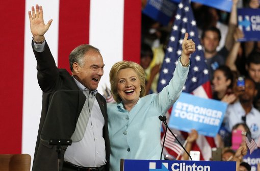 Hillary Clinton mit ihrem frisch erkorenen Vizekandidaten Tim Kaine beim ersten gemeinsamen Auftritt Foto: EPA