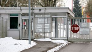 Das Tor zur Staufer-Kaserne in Pfullendorf. Die SPD fordert, in den Standort „reinzuleuchten“. Foto: dpa