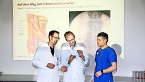 Klaus Kohlhammer, Torsten Schröder und Michael Kiehlmann (von links) sind die letzte Hoffnung für Patienten, die an chronischen Schmerzen leiden. Foto: Horst Rudel