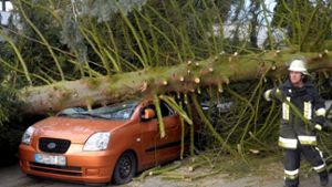 Juni 2014: Der Sturm Ela  verursachte 250 Millionen Euro Schaden an Autos. Nun drohen höhere Beträge bei den Kfz-Versicherungen Foto: dpa