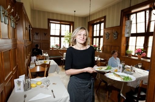 Wioletta Baur serviert im Restaurant Platzhisch in Böblingen mediterrane und regionale Küche Foto: Moritz