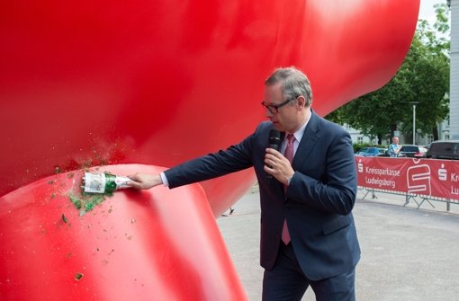 Der Präsident des Deutschen Sparkassen- und Giroverbandes Georg Fahrenschon tauft das weltgrößte Sparschwein am Schillerplatz in Ludwigsburg auf den Namen Louise.  Foto: dpa