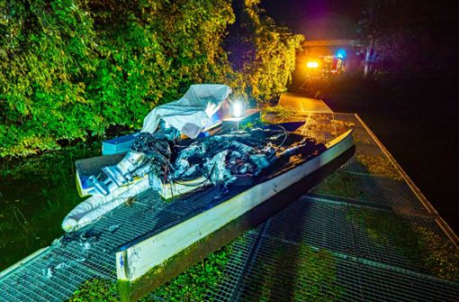 Ein Katamaran und ein Ruderboot wurden durch die Flammen zerstört. Foto: 7aktuell.de/Alexander Hald/7aktuell.de | Alexander Hald