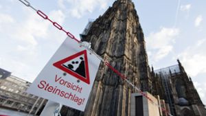 Der Kölner Dom ist abgesperrt wegen möglichen Steinschlags. Foto: dpa