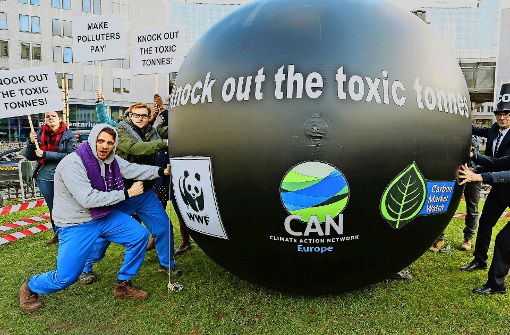 Auch die Klimaschützer des Bündnisses  Climate Action Network erhalten  Fördermittel. Das Bild zeigt eine Aktion in der Nähe des Europa-Parlaments in Brüssel  im Jahr 2015. Foto: dpa