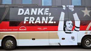 Bus der DFB-Auswahl mit Beckenbauer-Schriftzug
