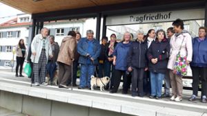 Sie warten nicht auf die Bahn, sondern protestieren gegen den Abbau der Haltestelle Pragfriedhof:    rund zwei Dutzend  Anwohner appellieren an die SSB,  den Stopp zu erhalten. Foto: Eva Funke