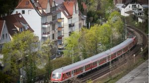 Ein  Zug  fährt im Stuttgarter Norden  auf der Strecke, die nach Fertigstellung von Stuttgart 21 für Gäubahnzüge nicht mehr gebraucht wird. Foto: Lichtgut/Achim Zweygarth