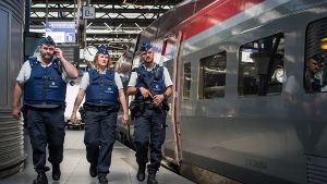 Sicherheitskräfte kontrollieren Thalys-Züge nach einer Attacke auf dem Weg nach Paris. Foto: dpa