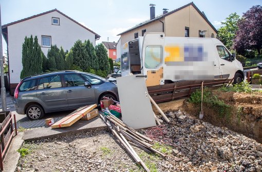 Ein Paketbote wurde schwer verletzt, als er von seinem Transporter überrollt wurde. Foto: 7aktuell.de/Adomat