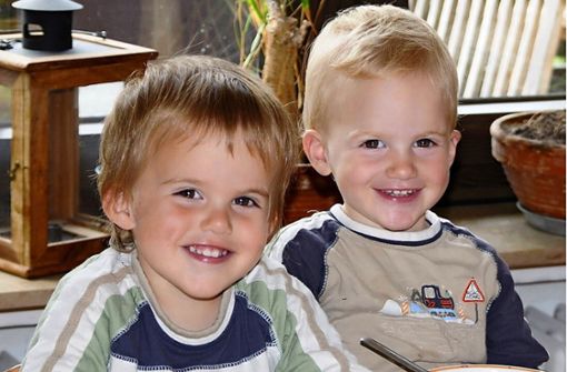 Benjamin (links) ist zwei Minuten älter als sein Bruder Yannick. Auf dem Bild sind die beiden knapp zwei  Jahre alt. Foto: privat