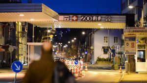 Ein Mann geht in Konstanz zum Grenzübergang in die Schweiz (Symbolbild). Foto: dpa