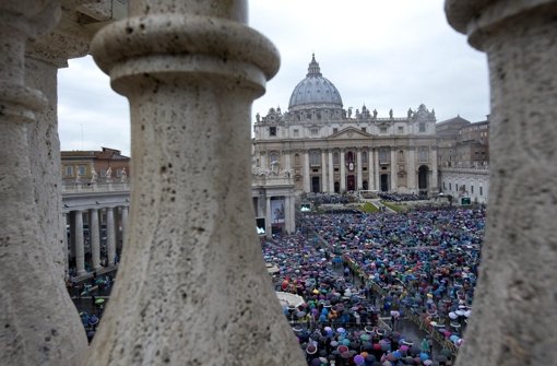 Blick auf den Petersplatz im Vatikan Foto: dpa