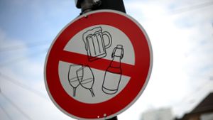 Laut einer DAK-Umfrage würden die meisten Menschen beim Fasten auf Alkohol verzichten. Foto: Uwe Zucchi/dpa