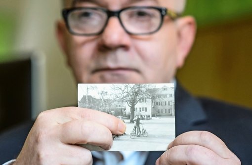 Detlev Zander mit einem Foto aus seiner Zeit im Kinderheim in Korntal Foto: dpa